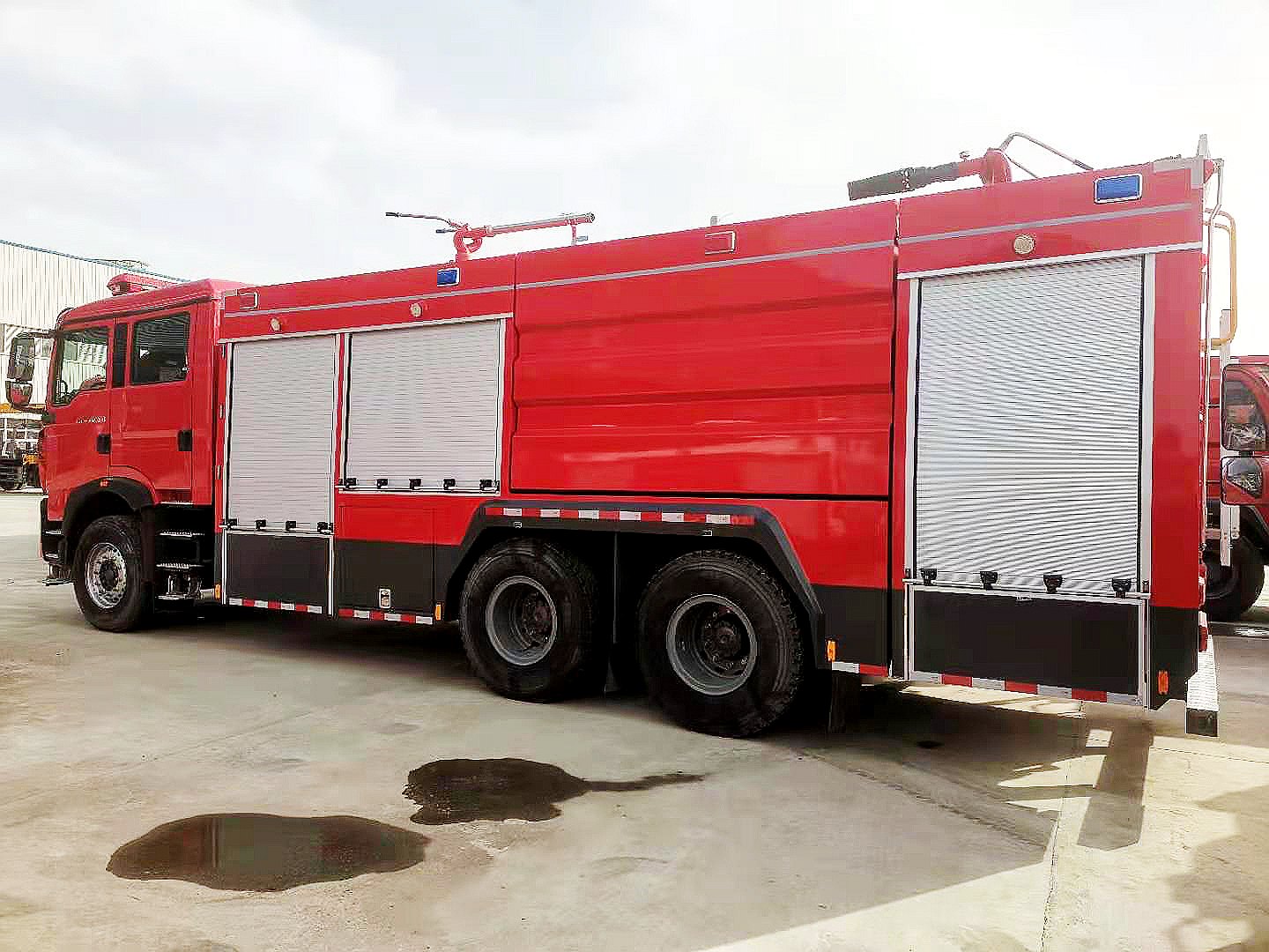 豪沃后雙橋干粉泡沫聯(lián)用消防車