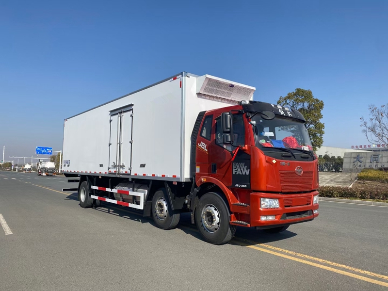 解放J6L小三軸9米6 (天然氣)冷藏車