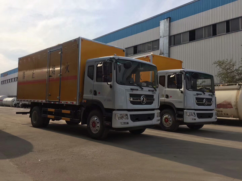 東風6米3 9.9噸爆破器材車